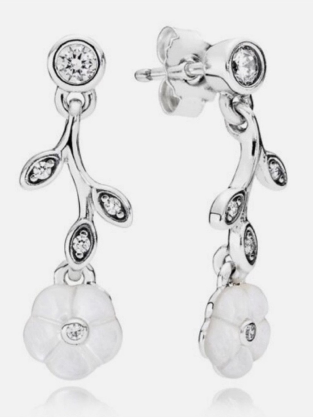 Pandora Earrings
SterlingSilver CZ & Mother of
Pearl Luminous Floral
(290699MOР)